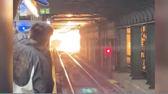 现场视频曝光！Bloor-Yonge车站轨道发生爆炸后引发大火！这些公交线路临时更改！