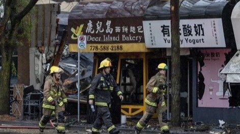 多家华人店铺烧毁！温哥华居民区半夜突发大火，出动40名消防员！