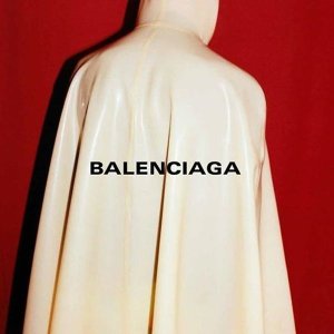 Balenciaga 折扣区热卖 收logoT恤、破洞毛衣、托特包