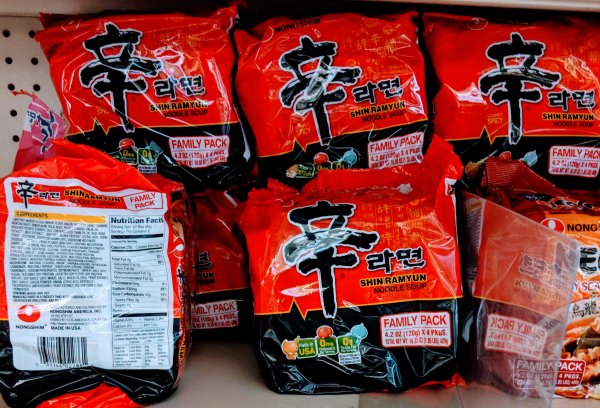 辛拉面更是到处都有卖(目前美超都有看到),amazon长期都有20包的特价