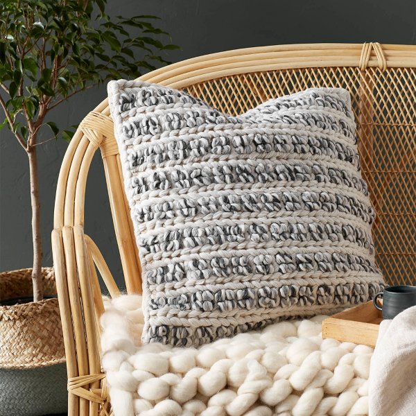 羊毛针织抱枕 61 x 61 cm