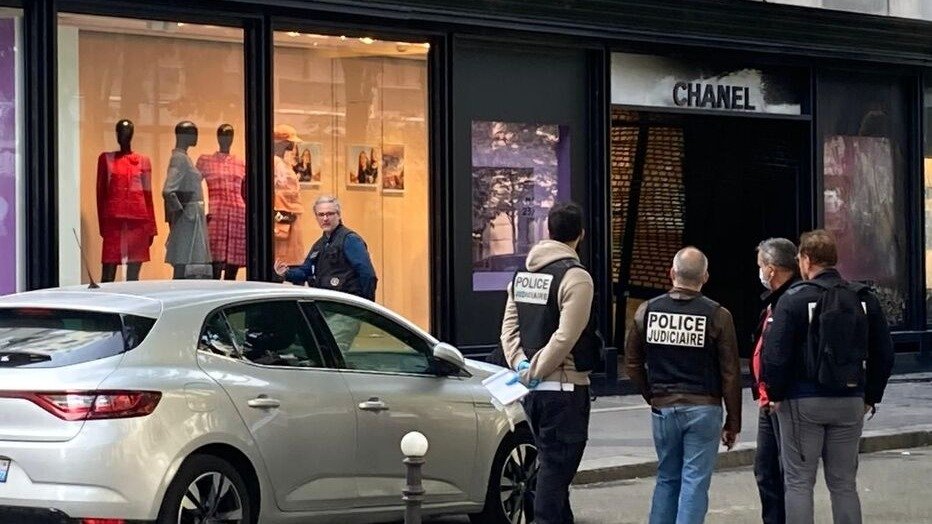 又是蒙田大道！巴黎香奈儿专卖店遭撞车抢劫！