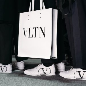 Valentino 全场惊喜折扣来袭 铆钉鞋、小白鞋、美衣美包都参与