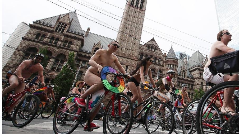 😲多伦多国际裸骑日活动回归！男女老少、高矮胖瘦脱光衣服上街~画面太赤裸，我不敢看！
