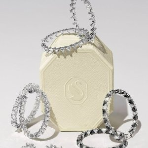 Swarovski 不能抗拒的Blingbling 复古水晶耳钉$150、蝴蝶手链$150