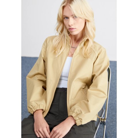 The North Face防水、透气、防风、速干米色冲锋衣