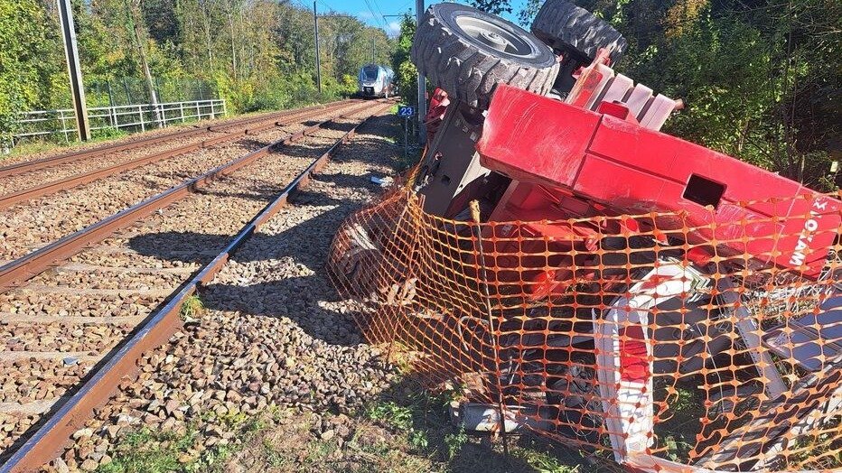 突发！RER D与建筑相撞：交通中断，三人受伤！