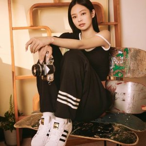 adidas 清仓大促🩵封面Jennie同款superstar贝壳头€67