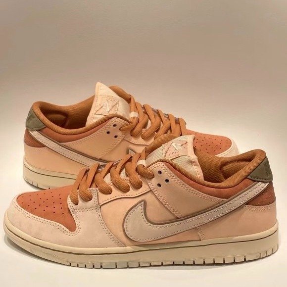 SB Dunk Low 巴黎限定色