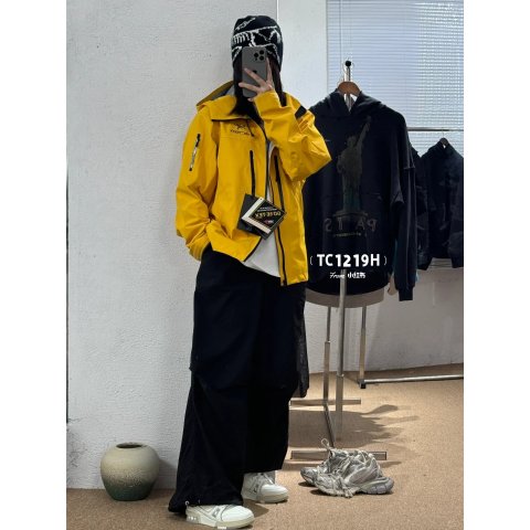 Alpha SV 黄色冲锋衣