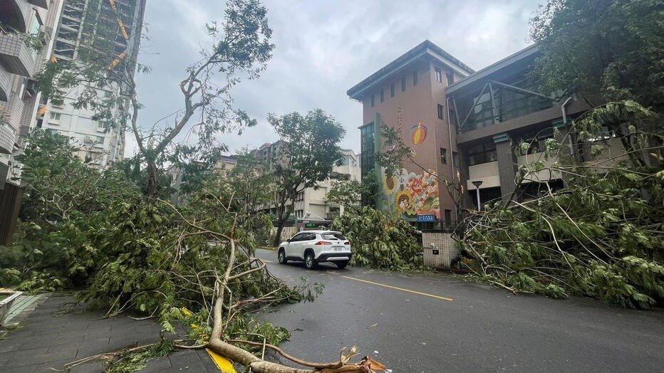 台风“康妮”袭击中国台湾，已造成两人死亡、五百多人受伤！