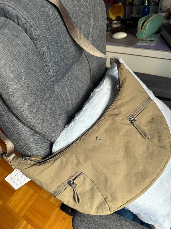 Slouchy Sling 黄褐色牛角包 6L