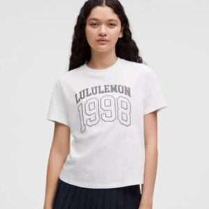 lululemon 也有学院风？刺绣Logo有质感 国内没上！法国抢先入