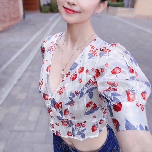 樱桃缎面上衣