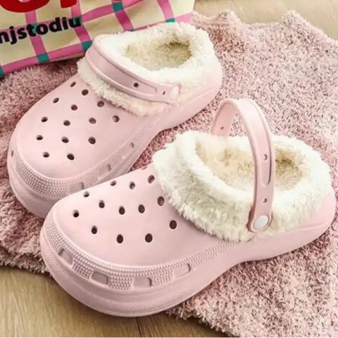 4折起！羊羔毛€20秋冬幸福感拖鞋👉Crocs 云朵厚底€25、毛绒拖鞋€15