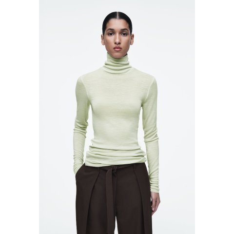 COS青提色好清爽美丽奴羊毛海龟领上衣