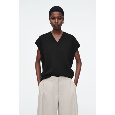 COS微微遮手臂肉绝绝子马甲