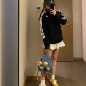 Adidasjennie感十足！sz不同价格可能会不同！三杠外套