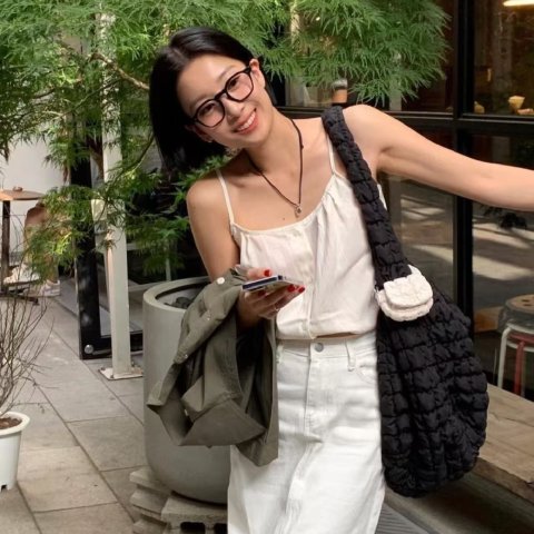 COS斜挎大号云朵包