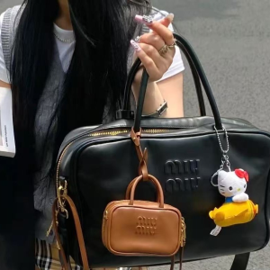 潮流新宠🪩小挂件大时髦 极繁主义回潮🪐西太后挂饰$154