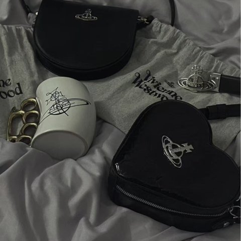 Vivienne Westwood 漆皮爱心包