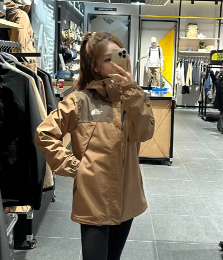 棕色防风服