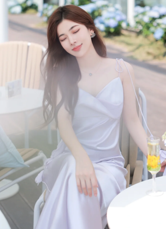 花花缎面吊带裙