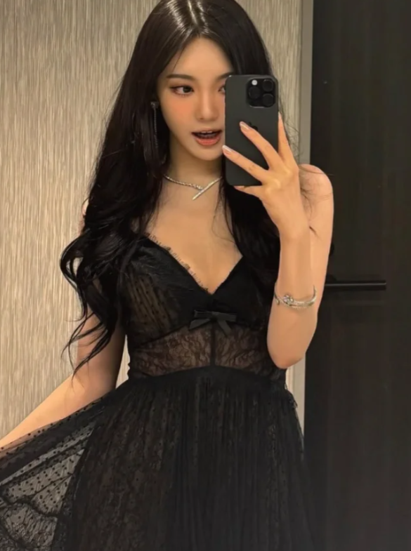蕾丝小黑裙