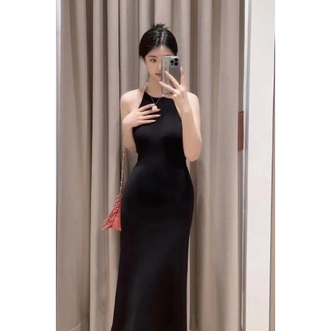 Maje串珠挂脖小黑裙