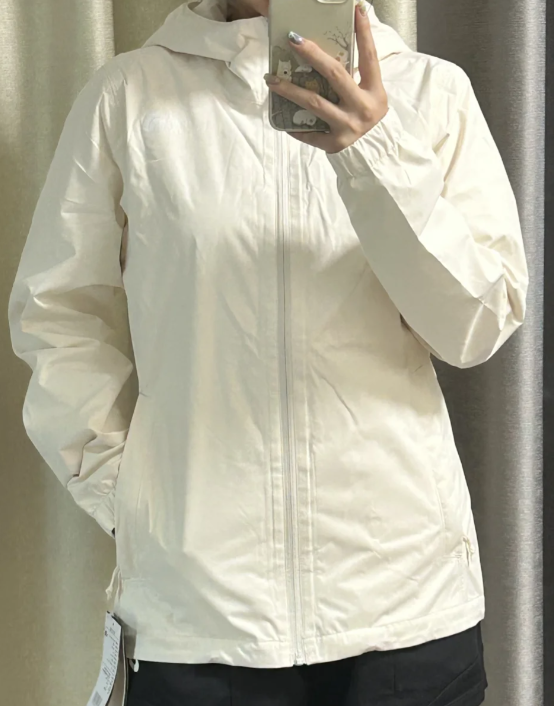 奶油白冲锋衣