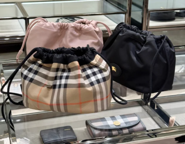 その他 Burberry Reversible pouch in black nylon with Check pattern Reversible pouch in black nylon with Check pattern – Lord