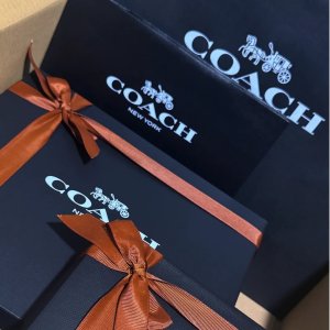 Coach官网 送礼指南！🎁小预算也惊喜！Logo托特才€97