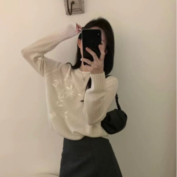  马海毛刺绣毛衣 