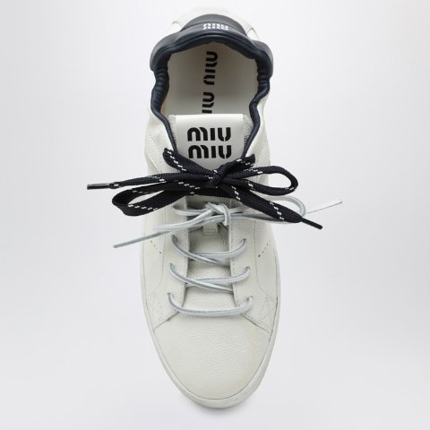 白蓝色皮革运动鞋