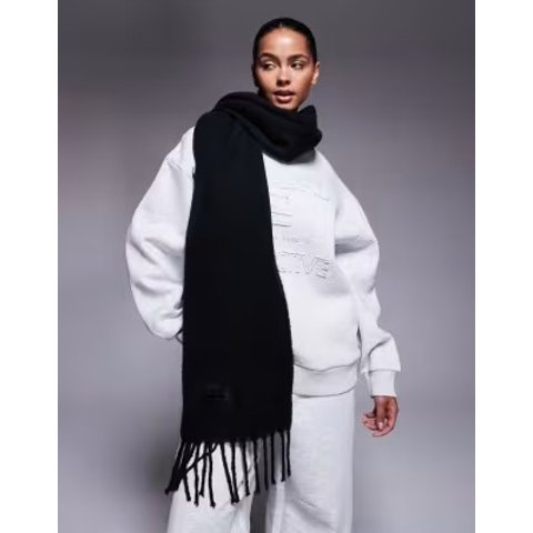 Weekend Collective 黑色绒感围巾
