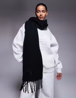 Weekend Collective 黑色绒感围巾