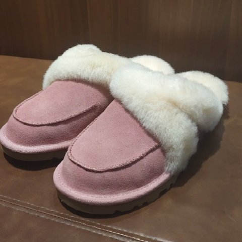 UGG谁懂这个粉色 好嫩Loria 女士毛绒拖鞋