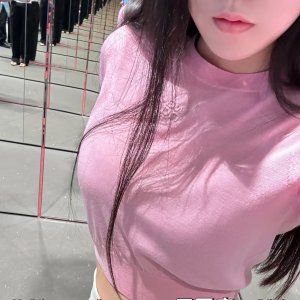 粉色收缩棉T恤 含标志