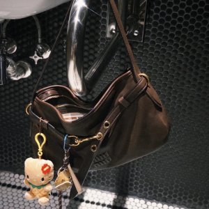 高奢包直接拿下 Miu Miu腋下包€546 YSL 托特包€714