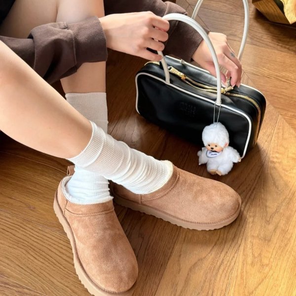 UGG Micro 栗色短靴