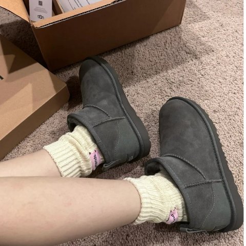 Classic Ultra Mini 短靴 灰色！