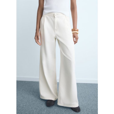 宽腿褶皱牛仔裤