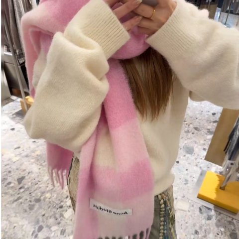 粉色马海毛格纹围巾