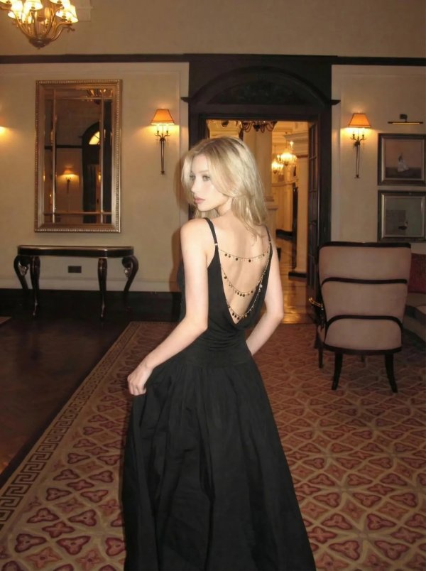 针织吊带链条装饰露背上衣