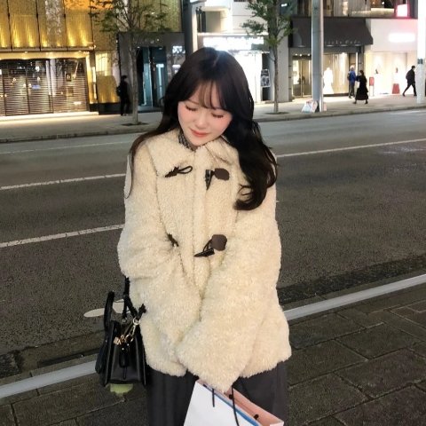  白色仿羊羔绒夹克