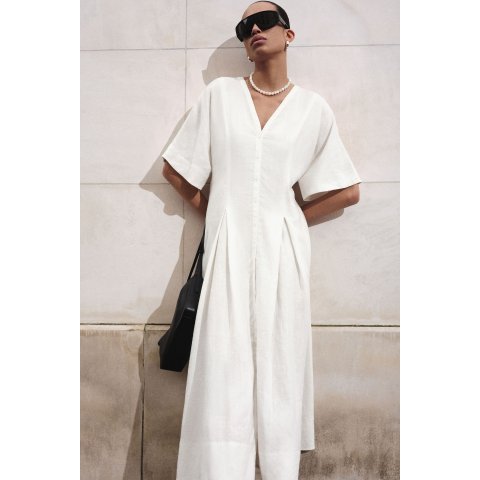 COS老钱也有白月光！亚麻V领连衣裙