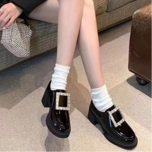 Roger Vivier 千金感美鞋！爆款乐福鞋、娜比同款玛丽珍都有