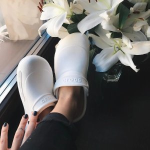 Crocs【打工鞋】米奇厨师鞋$34、封面工作鞋$38