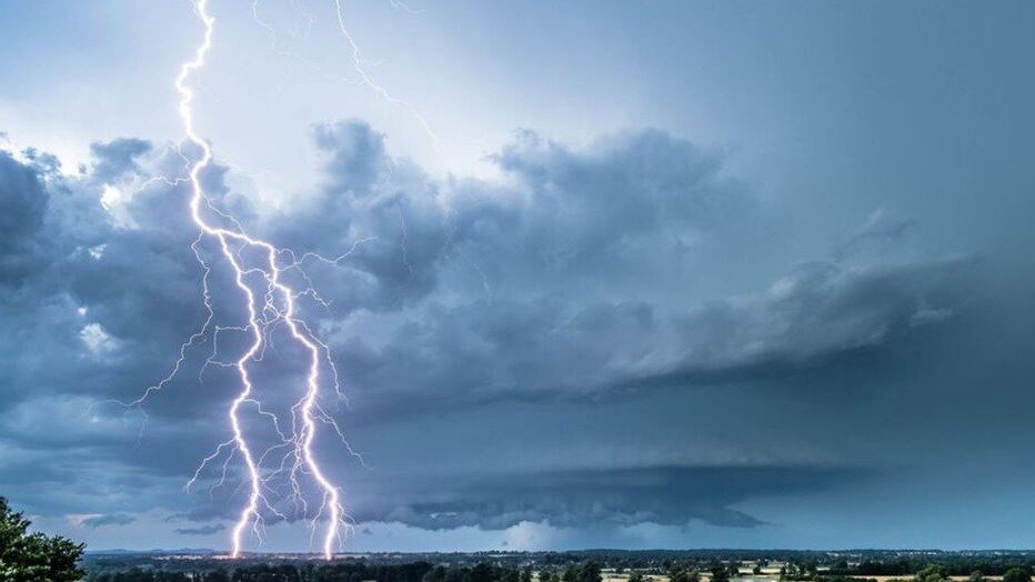 雷暴、降雨和热浪！法国多省橙色警报！造成300多起雷击事件！铁路交通部分中断