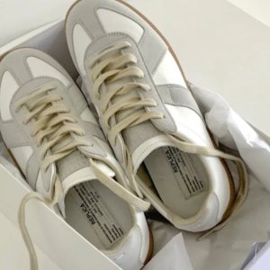 Maison Margiela 马吉拉大促 T恤€51 干枯玫瑰渔夫鞋€155